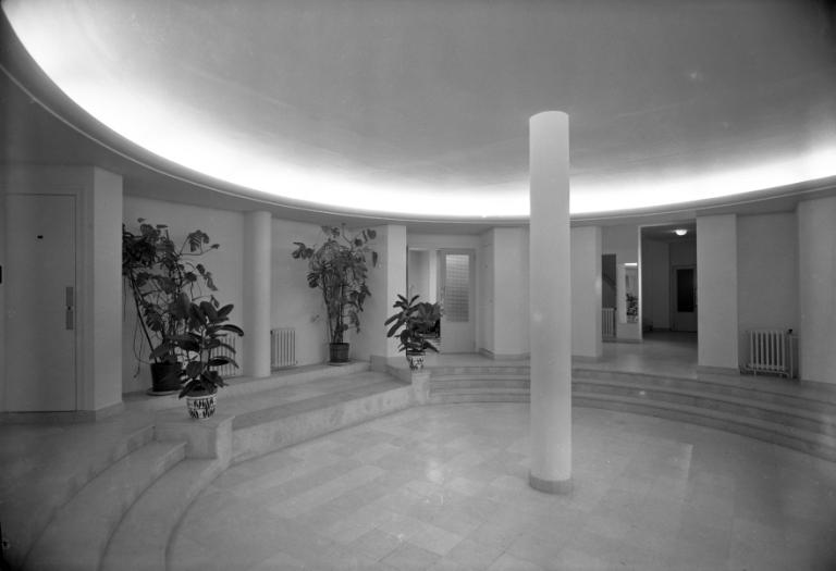 Vue du hall d'accueil au rez-de-chaussée, 1960. (archives municipales de Tours, Fonds Jacques et Thierry Germain, 114 Fi 283).
