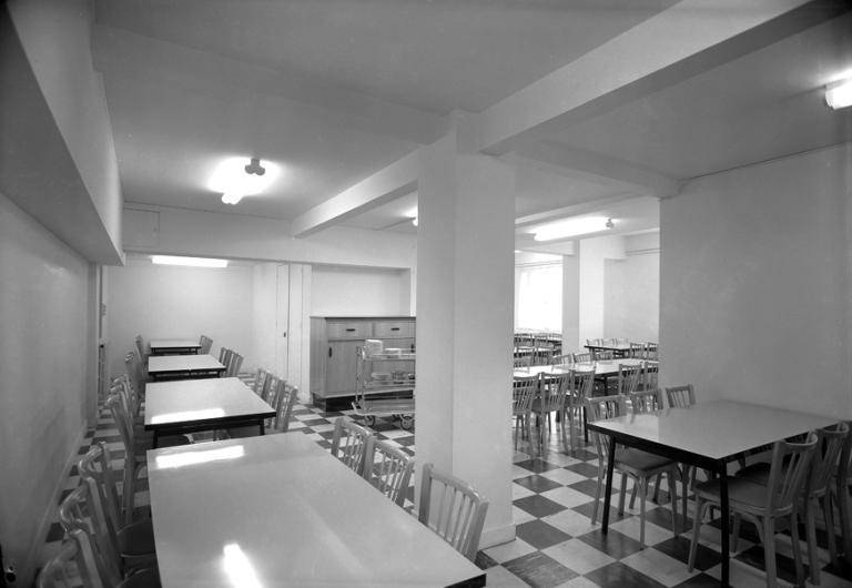 Vue du réfectoire au sous-sol, 1960. (archives municipales de Tours, Fonds Jacques et Thierry Germain, 114 Fi 283).