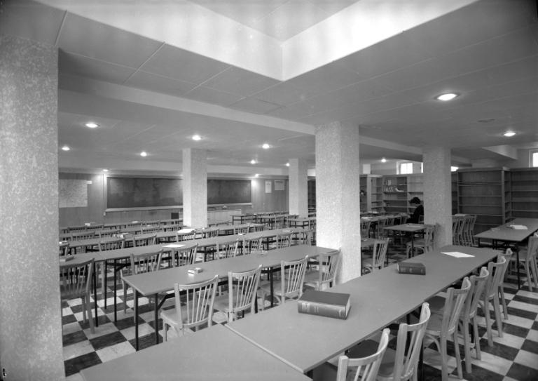 Vue d'une salle de classe, 1960. (archives municipales de Tours, Fonds Jacques et Thierry Germain, 114 Fi 283).