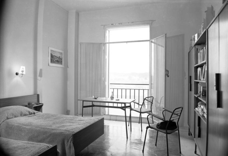 Vue d'une chambre d'étudiant, 1960. (archives municipales de Tours, Fonds Jacques et Thierry Germain, 114 Fi 283).