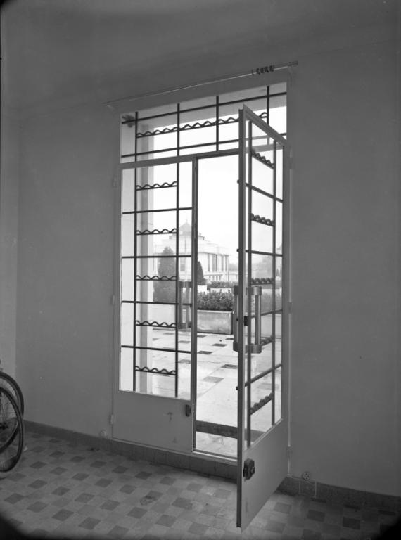 Vue de la porte-fenêtre permettant l'accès à la terrasse ouest de la rue Nationale, 1960. (archives municipales de Tours, Fonds Jacques et Thierry Germain, 114 Fi 283).