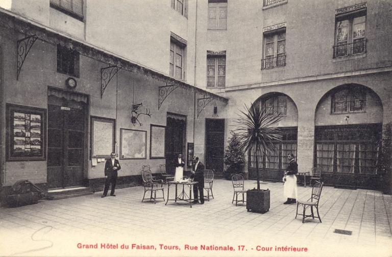Cour intérieure de l'hôtel du Faisan, [1er quart 20e siècle]. (archives municipales de Tours, 11 Fi 13.2284).