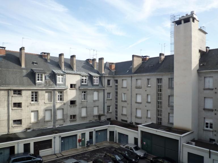 Coeur d'îlot vu depuis un immeuble de la rue Néricault-Destouches. ; Chaufferie de l'îlot T. ; Façades postérieures.