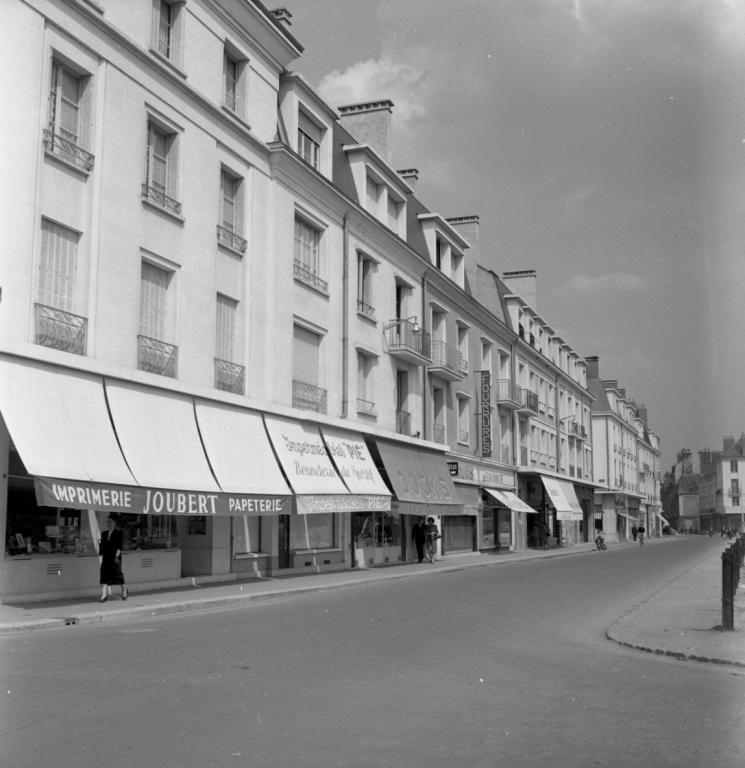 Vue des façades des îlots L et M donnant sur la rue des Halles, 1954. (ministère de l'écologie, du développement durable, des transports et du logement, Fonds M.R.U., cliché n°20384).