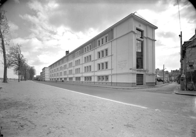 Vue depuis le quai du bâtiment réalisé, avril 1959. (archives municipales de Tours, Fonds Jacques et Thierry Germain, 114 Fi 278).