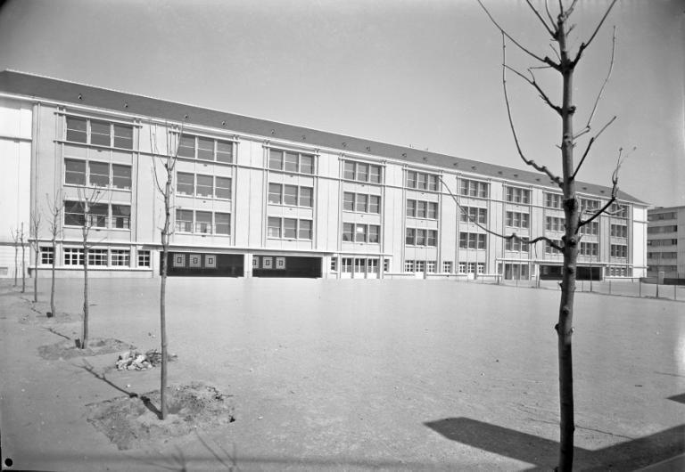 Vue depuis la cour du bâtiment réalisé, avril 1959. (archives municipales de Tours, Fonds Jacques et Thierry Germain, 114 Fi 278).