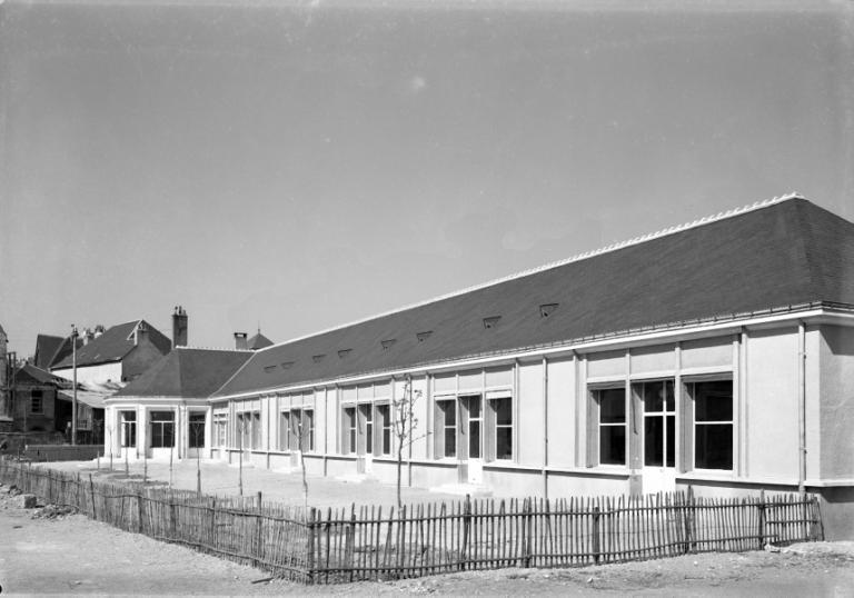 Vue de la façade principale de l'école maternelle, avril 1959. (archives municipales de Tours, Fonds Jacques et Thierry Germain, 114 Fi 278). ; Vue de la façade principale du bâtiment réalisé, avril 1959. (archives municipales de Tours, Fonds Jacques et Thierry Germain, 114 Fi 278).