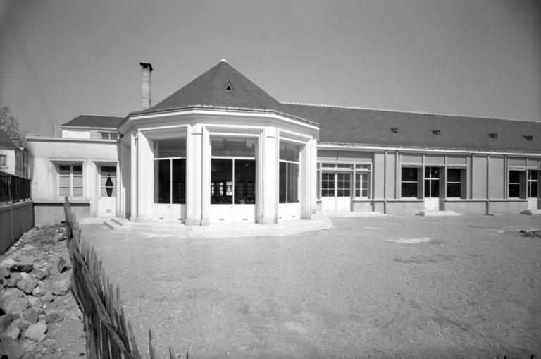 Vue de l'abside en façade principale, avril 1959. (archives municipales de Tours, Fonds Jacques et Thierry Germain, 114 Fi 278).