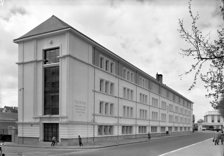 Vue depuis le quai du bâtiment réalisé, avril 1959. (archives municipales de Tours, Fonds Jacques et Thierry Germain, 114 Fi 278). ; Vue de l'école primaire depuis le quai, avril 1959. (archives municipales de Tours, Fonds Jacques et Thierry Germain, 114 Fi 278).