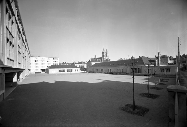 Vue de la cour depuis la rue des Jacobins, avril 1959. (archives municipales de Tours, Fonds Jacques et Thierry Germain, 114 Fi 278). ; Vue d'ensemble des bâtiments depuis la rue des Jacobins, avril 1959. (archives municipales de Tours, Fonds Jacques et Thierry Germain, 114 Fi 278). ; Vue de la façade postérieure donnant sur la cour de l'école primaire, depuis la rue des Jacobins, avril 1959. (archives municipales de Tours, Fonds Jacques et Thierry Germain, 114 Fi 278).