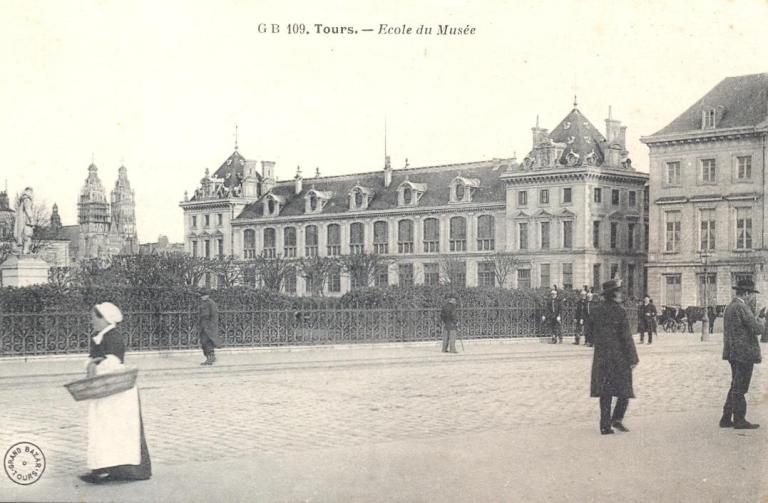 Vue de l'école du Musée située place Anatole-France, [1er quart 20e siècle]. (archives municipales de Tours, 11 Fi 14.2340).