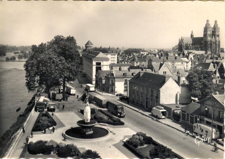 Vue du groupe scolaire depuis l'auditorium de la bibliothèque municipale, [3e quart 20e siècle]. (archives municipales de Tours, Fonds Henri Goarnisson, 117 Fi 2470).