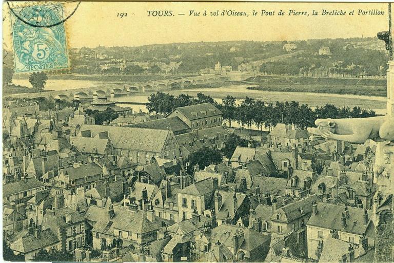 Vue de la Manutention militaire depuis la cathédrale Saint-Gatien, [1er quart 20e siècle]. (archives municipales de Tours, 11 Fi 1.68).