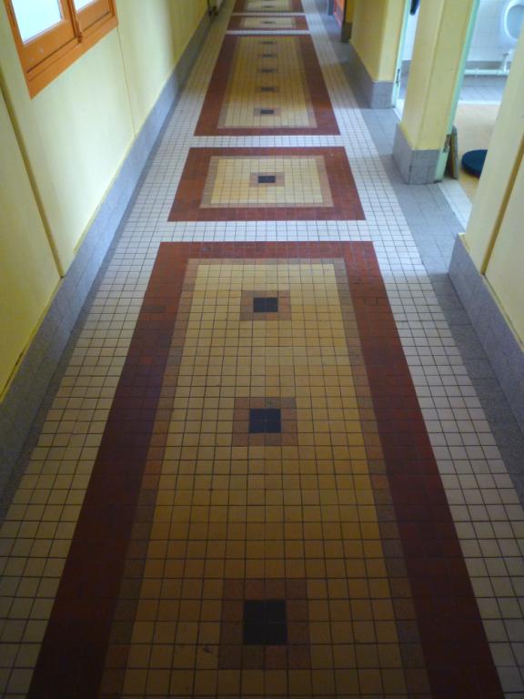 Détail du carrelage dans le couloir.