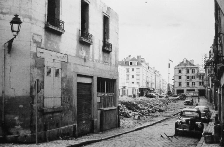 Vue de l'îlot K en construction depuis la rue Constantine, [1957]. (archives départementales d'Indre-et-Loire, Fonds Arsicaud 5 Fi P127, cliché n°13967-1).