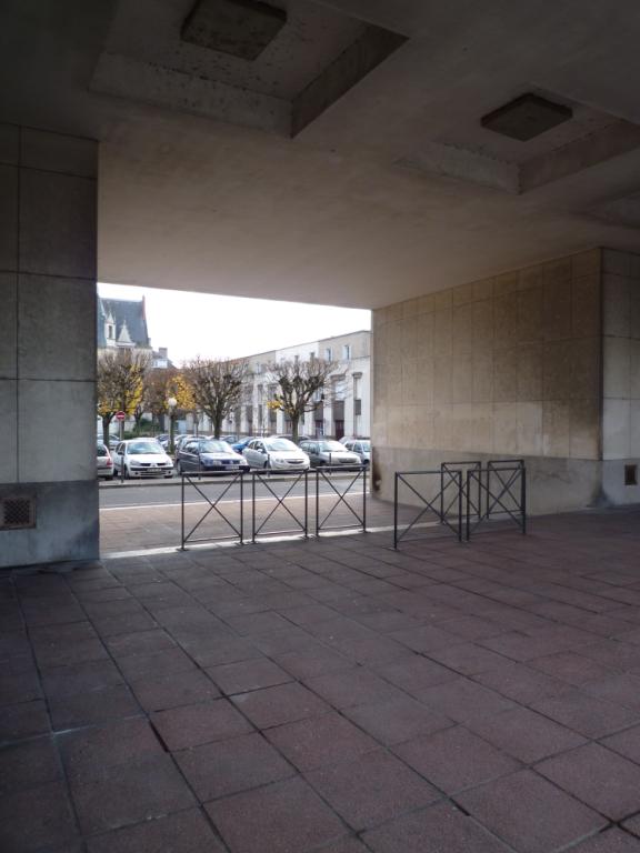 Coeur de l'îlot ABC, vu à travers le porche monumental du côté ouest de l'ensemble.