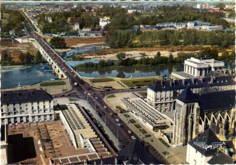 Vue aérienne de l'entrée nord, [1960]. (archives municipales de Tours, Fonds Henri Goarnisson, 117 Fi 2410).