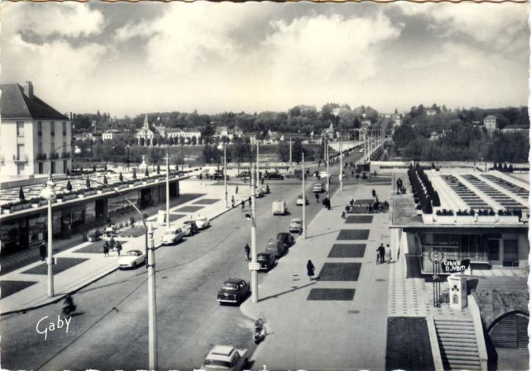 Vue des magasins-terrasses depuis l'angle nord-est de l'îlot G, [1960]. (archives municipales de Tours, Fonds Henri Goarnisson, 117 Fi, album 13).