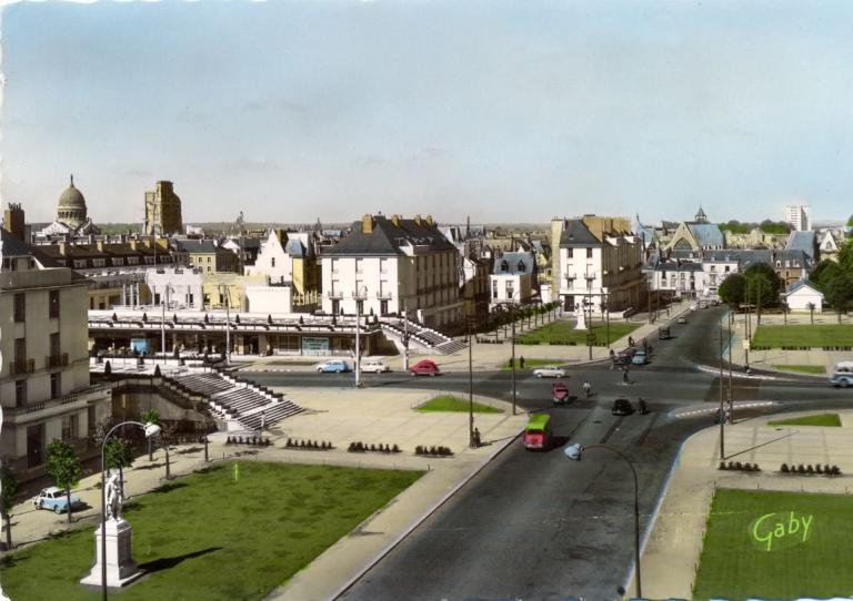 Vues des magasins-terrasses avec leurs plantations depuis l'auditorium de la bibliothèque, [1958]. (archives municipales de Tours, 11 Fi 3.389).