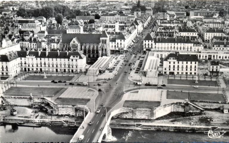 Vue aérienne de l'entrée nord, [1958]. (archives municipales de Tours, 11 Fi 3.387). ; Vue aérienne de l'entrée nord (à droite, l'hôtel reconstruit), [1958]. (archives municipales de Tours, 11 Fi 3.387).