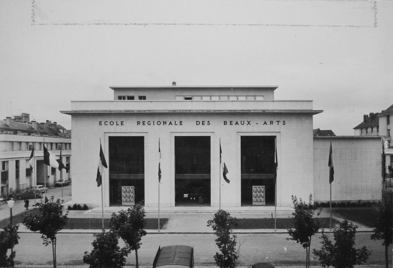 Vue générale de la façade est, [196?]. (archives départementales d'Indre-et-Loire, Fonds Arsicaud 5 Fi P126, cliché 16784-2).