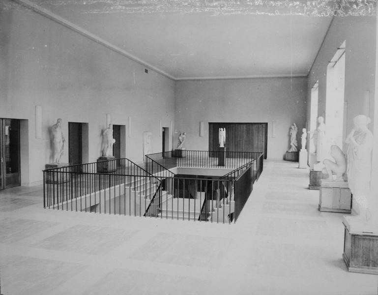 Vue de la galerie des antiques au premier étage de l'aile est, [196?]. (archives départementales d'Indre-et-Loire, Fonds Arsicaud 5 Fi P126, cliché 16784-4).