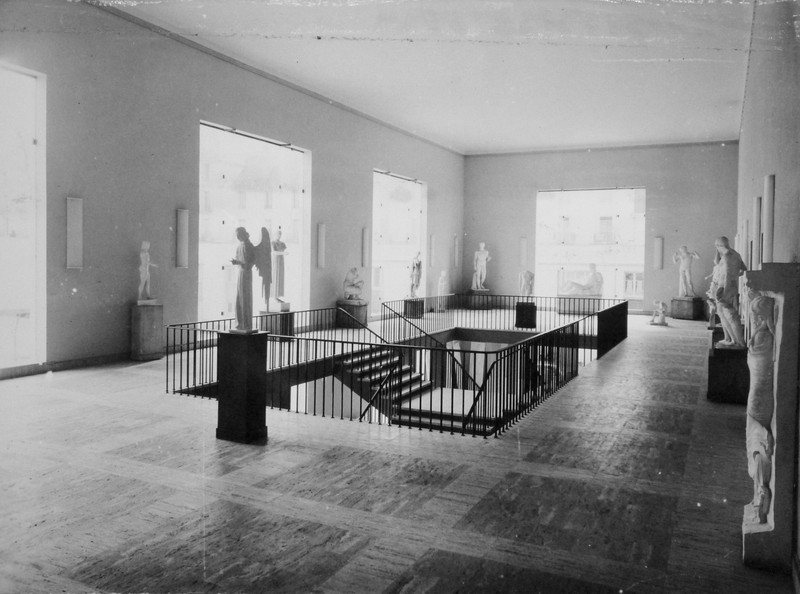 Vue de la galerie des antique au premier étage de l'aile est, [196?]. (archives départementales d'Indre-et-Loire, Fonds Arsicaud 5 Fi P126, cliché 16784-6).