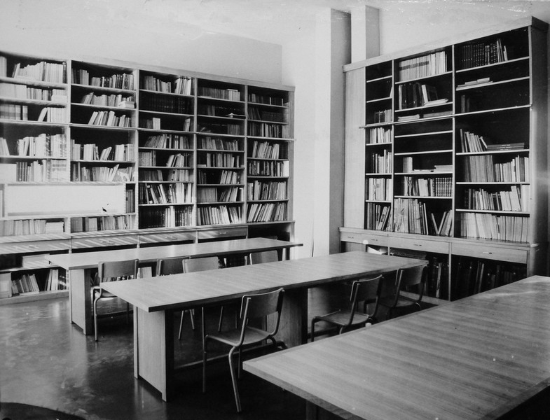 Vue de la bibliothèque au premier étage de l'aile est, [196?]. (archives départementales d'Indre-et-Loire, Fonds Arsicaud 5 Fi P126, cliché 16784-8).