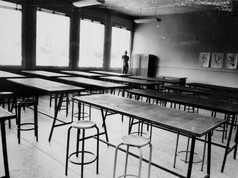Vue d'une salle de cours au premier étage de l'aile nord, [196?]. (archives départementales d'Indre-et-Loire, Fonds Arsicaud 5 Fi P126, cliché 16784-9).