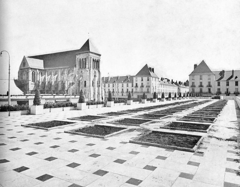 Vue de l'église Saint-Julien et de l'entrée de la rue Nationale depuis la terrasse ouest, [1959]. (archives municipales de Tours, 710).