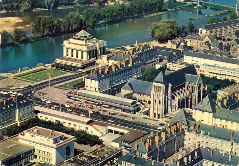 Vue aérienne de l'entrée nord, [197?]. (archives municipales de Tours, 11 Fi 3.457).