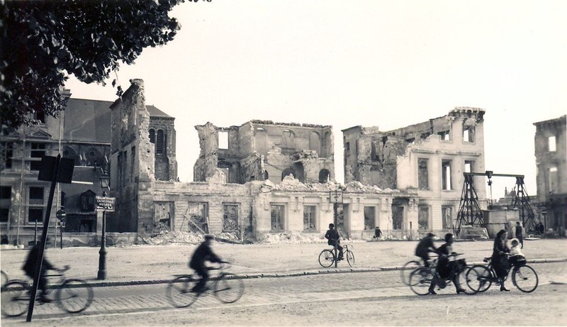 Vue de l'ancienne école des beaux-arts en ruines (façade nord), [1940]. (archives municipales de Tours, Fonds Emile Leray, 101 Fi 38.18).