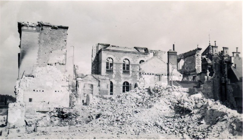 Vue de l'ancienne école des beaux-arts en ruines (façade sud), [1940]. (archives municipales de Tours, Fonds Emile Leray, 101 Fi 38.6).