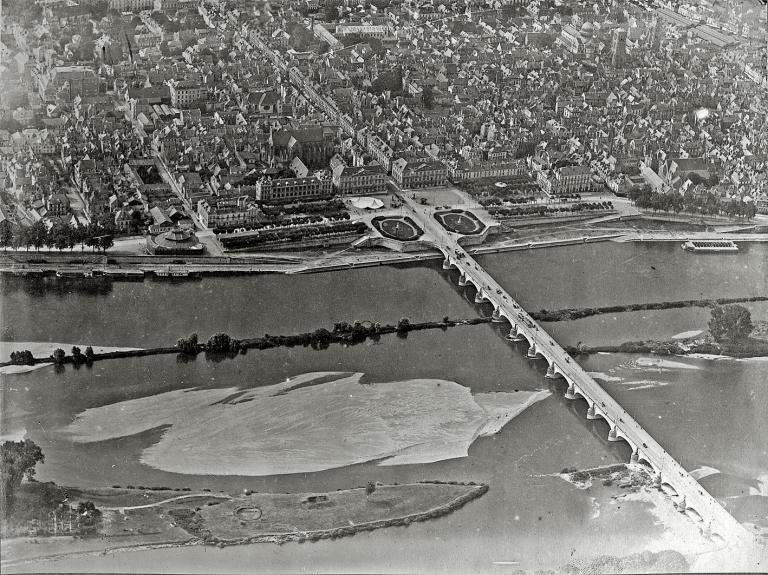 Vue aérienne de l'entrée nord, [192?]. (archives municipales de Tours, Fonds Alain Gauthier, 101 Fi 30.02).