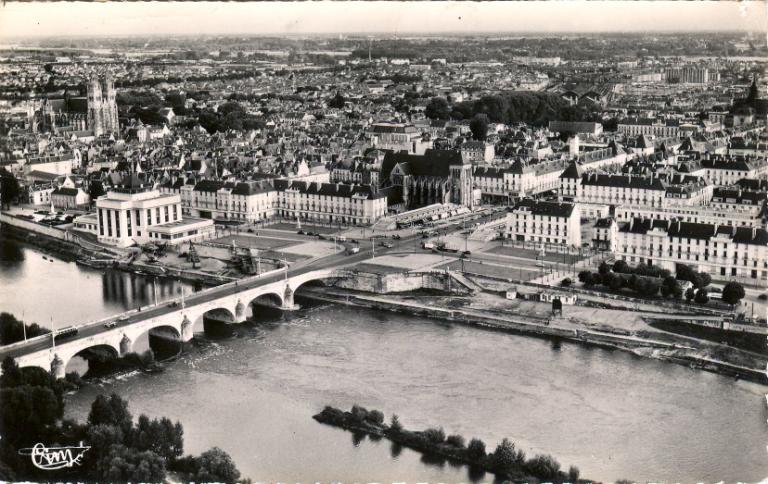 Vue aérienne de l'entrée nord, [1958]. (archives municipales de Tours, Fonds Henri Goarnisson, 117 Fi 2422).