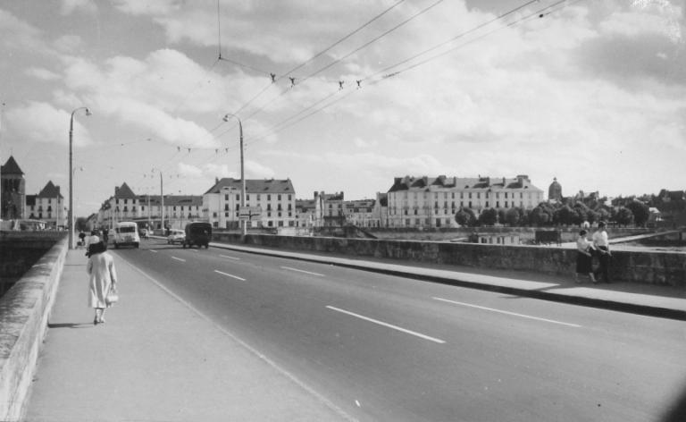 Vue générale de l'ensemble depuis le pont Wilson, [1959]. (archives départementales d'Indre-et-Loire, Fonds Arsicaud 5 Fi P127, cliché n°14599-3). ; Vue de l'entrée nord depuis le pont Wilson, [1960]. (archives départementales d'Indre-et-Loire, Fonds Arsicaud 5 Fi P127, cliché n°14599-3).