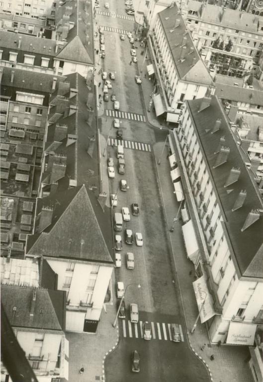 Vue aérienne rapprochée de la rue Nationale, avec les îlots E, G, H et M, [196?]. (archives municipales de Tours, 531 W 31).