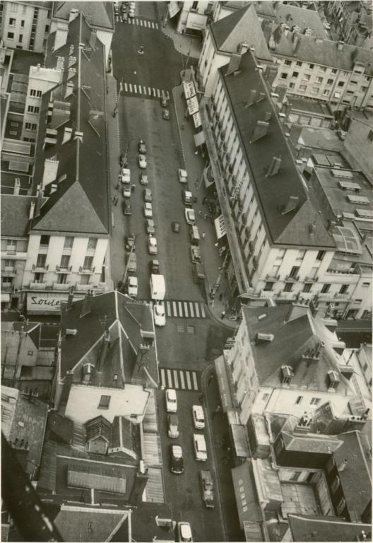 Vue aérienne rapprochée de la rue Nationale,avec les îlots P,  I et la partie non sinistrée, [196?]. (archives municipales de Tours, 531 W 31).