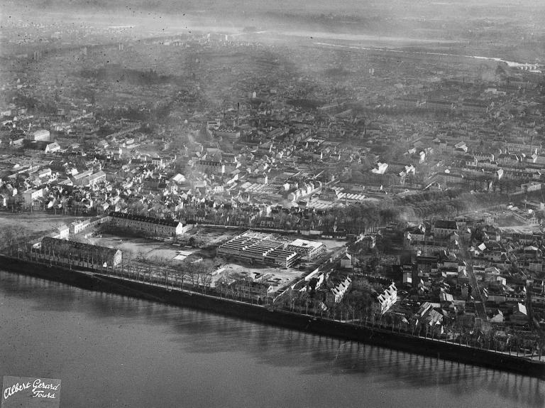 Vue aérienne du site en construction, [1950]. (archives privées du groupe Serge Laski, établissements Mame).