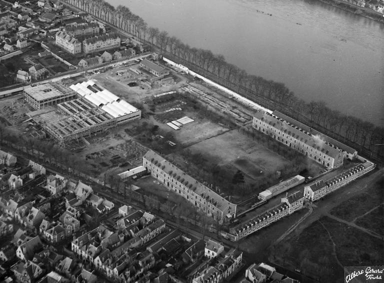 Vue aérienne du site en construction, [1950]. (archives privées du groupe Serge Laski, établissements Mame).