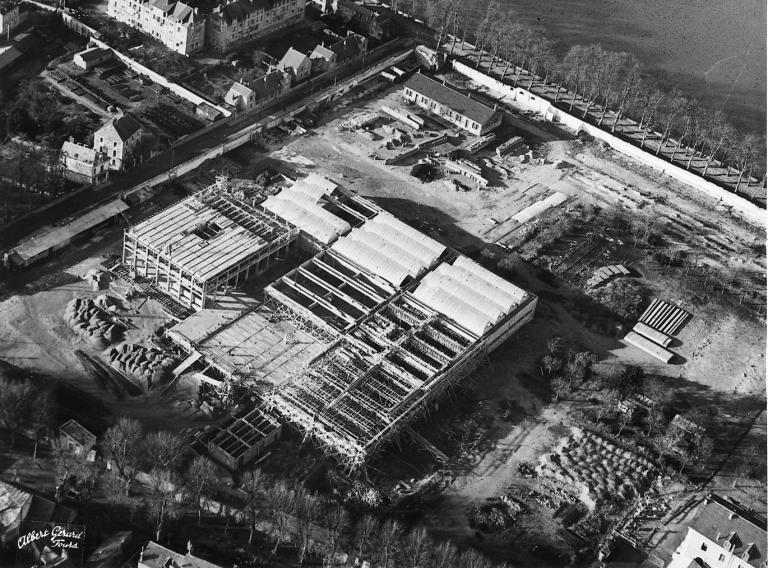 Vue aérienne du site en construction, [1950]. (archives privées du groupe Serge Laski, établissements Mame).