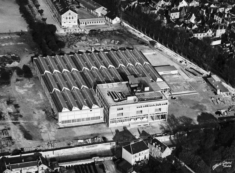 Vue aérienne de l'imprimerie en construction, [1950]. (archives privées du groupe Serge Laski, établissements Mame).