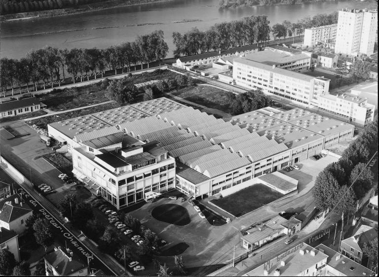 Vue aérienne de l'imprimerie et ses extensions, [196?]. (archives privées du groupe Serge Laski, établissements Mame).