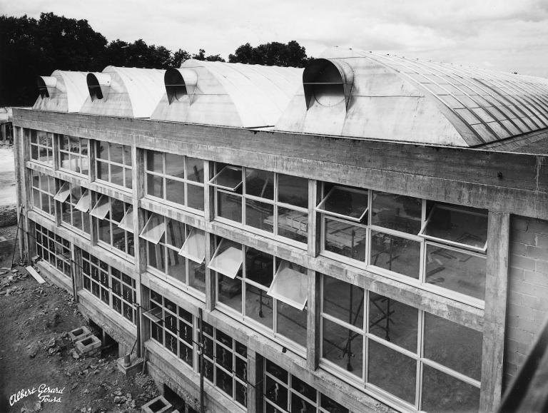 Vue des bâtiments après l'achèvement du gros-oeuvre, [1953]. (archives privées du groupe Serge Laski, établissements Mame).