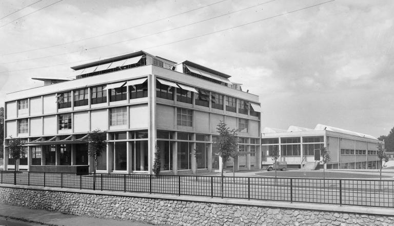 Vue générale du bâtiment réalisé, depuis la rue du Docteur-Chaumier, [195?]. (archives privées du groupe Serge Laski, établissements Mame).