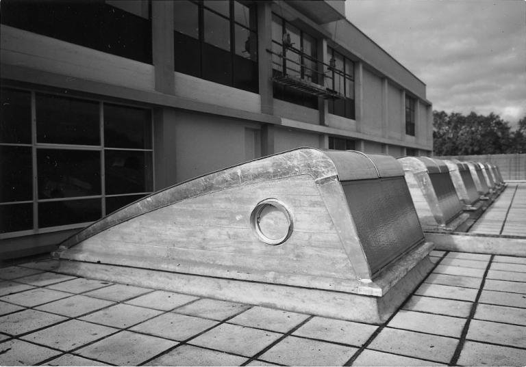 Vue des sheds couvrant les bureaux de la Direction des ateliers, [195?]. (archives privées du groupe Serge Laski, établissements Mame).