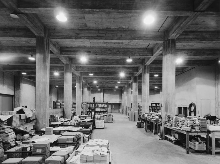 Vue de la salle des expéditions au rez-de-chaussée, [195?]. (archives privées du groupe Serge Laski, établissements Mame).