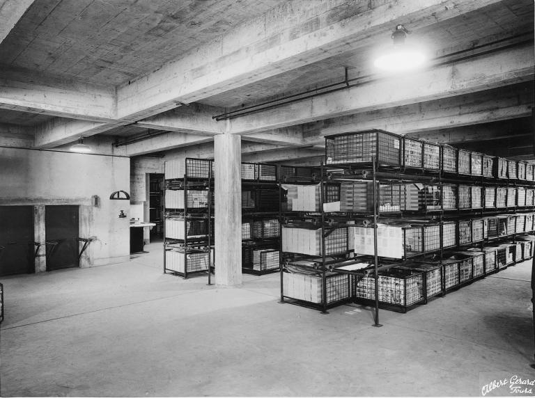 Vue d'un espace de stockage en sous-sol, [195?]. (archives privées du groupe Serge Laski, établissements Mame).