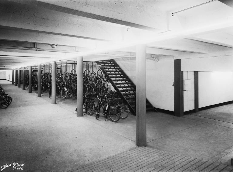Vue du couloir en sous-sol à l'entrée des ateliers, avec garage à vélos, [195?]. (archives privées du groupe Serge Laski, établissements Mame).