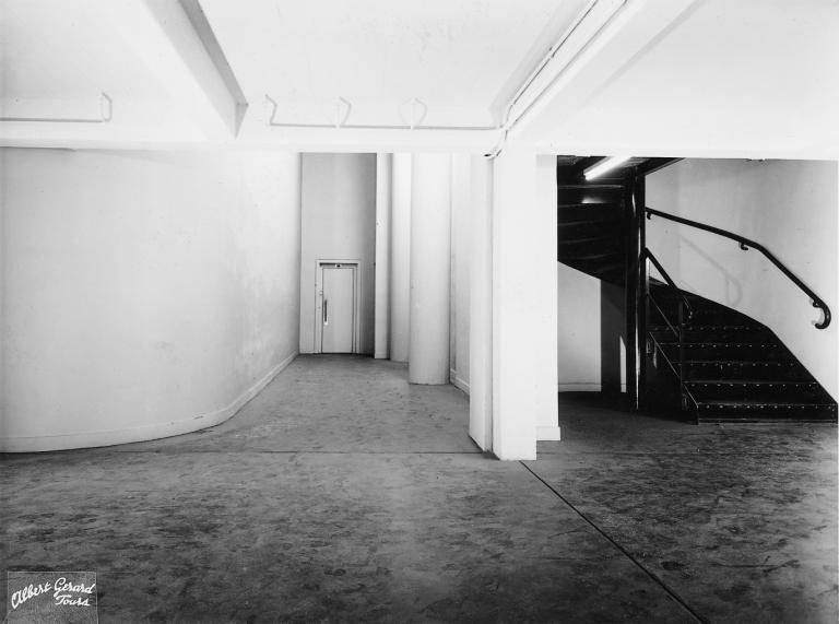 Vue de l'entrée des bureaux au rez-de-chaussée, [195?]. (archives privées du groupe Serge Laski, établissements Mame).